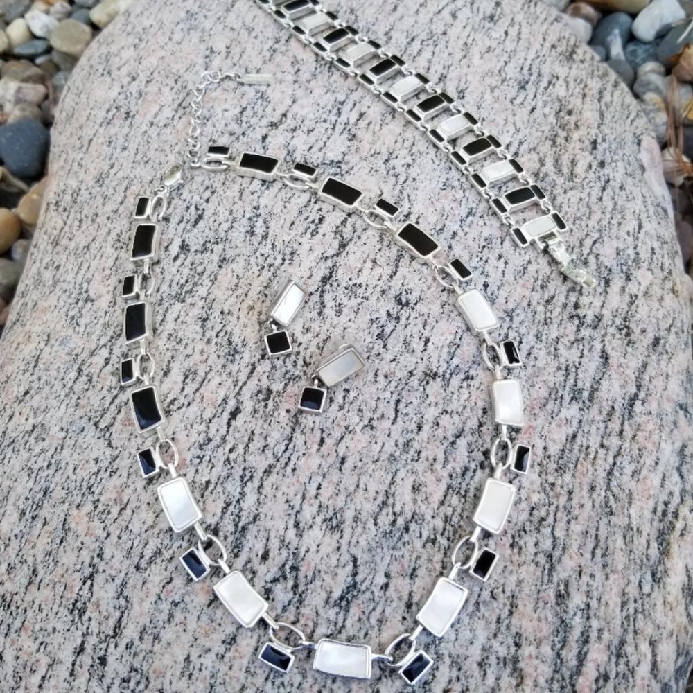 Vintage 1980s Napier Mother of Pearl & black enamel choker earrings bracelet set - Picture 4 of 10